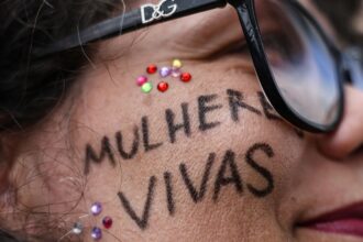 feminicidios-e-mulheres-feridas-por-arma-de-fogo-cresceram-52%-em-2025
