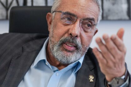 nao-ha-mais-razao-para-manter-escala-6×1-e-jornada-de-44h,-diz-senador