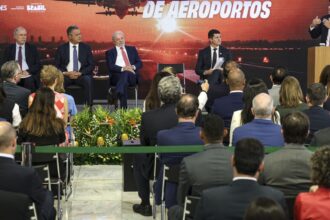 ministro-celebra-anuncio-de-r$-5,7-bi-para-ampliar-aeroportos-no-pais