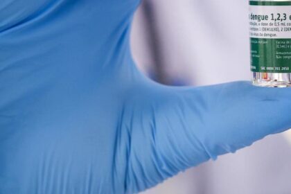 comeca-vacinacao-de-1,2-milhao-de-profissionais-de-saude-contra-dengue