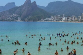 carnaval:-salva-vidas-resgatam-453-pessoas-no-litoral-fluminense