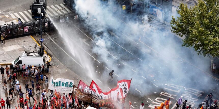 argentina:-reforma-de-milei-permite-jornada-de-12-horas-e-limita-greve