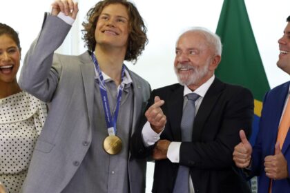 lula-recebe-lucas-pinheiro,-medalha-de-ouro-nos-jogos-de-inverno