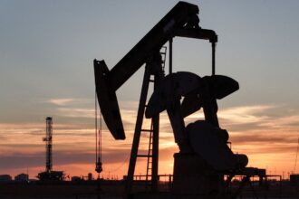 dolar-salta-a-r$-5,26,-e-bolsa-cai-3%-com-escalada-no-oriente-medio