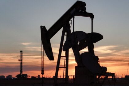 dolar-salta-a-r$-5,26,-e-bolsa-cai-3%-com-escalada-no-oriente-medio