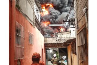 incendio-de-grandes-proporcoes-atinge-galpao-no-rio