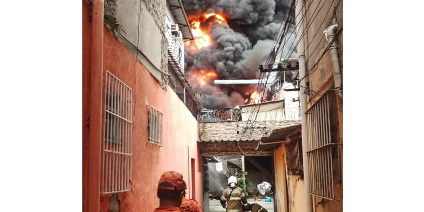 incendio-de-grandes-proporcoes-atinge-galpao-no-rio