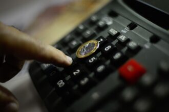 inflacao-oficial-recua-para-3,81%,-com-variacao-de-0,7%-em-fevereiro