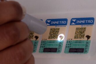 selos-antigos-do-inmetro-para-capacete,-extintor-e-gnv-vencem-em-marco