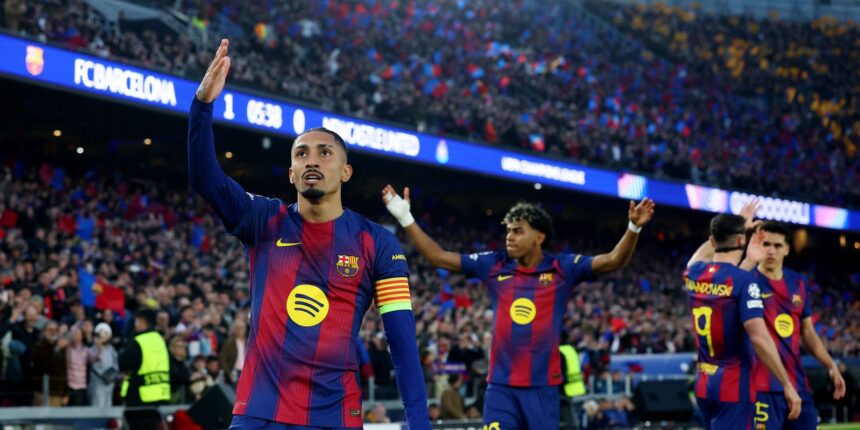raphinha-marca-dois-em-goleada-do-barcelona-na-liga-dos-campeoes