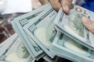dolar-sobe-a-r$-5,30,-e-ibovespa-cai-2,25%-com-tensao-global