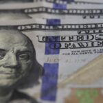 dolar-cai-a-r$-5,10-e-bolsa-bate-recorde-com-tregua-entre-eua-e-ira