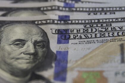 dolar-cai-a-r$-5,10-e-bolsa-bate-recorde-com-tregua-entre-eua-e-ira