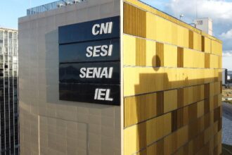 industria-fatura-4,9%-mais-em-fevereiro,-mas-continua-em-queda-anual