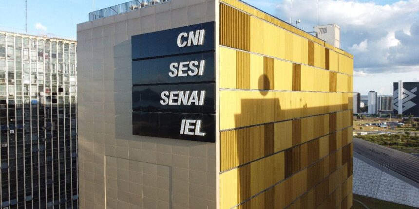 industria-fatura-4,9%-mais-em-fevereiro,-mas-continua-em-queda-anual
