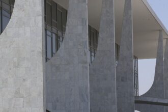 terceirizados-do-governo-tem-reducao-de-jornada-e-auxilio-para-creche