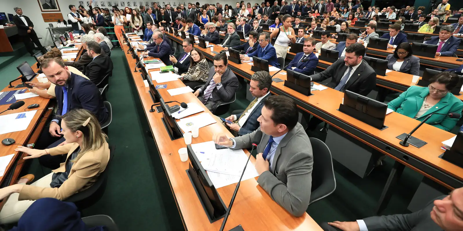 ccj-da-camara-retoma-analise-do-fim-da-escala-6×1-nesta-quarta