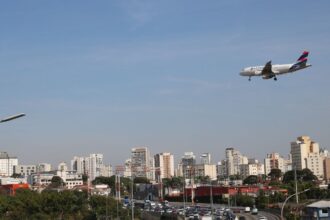 empresas-aereas-terao-linha-de-credito-para-enfrentar-alta-de-custos