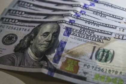 dolar-volta-a-r$-5,-e-bolsa-cai-com-tensao-no-oriente-medio