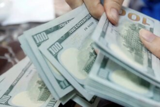 dolar-supera-r$-5-e-bolsa-cai-quase-2%-em-dia-de-turbulencia