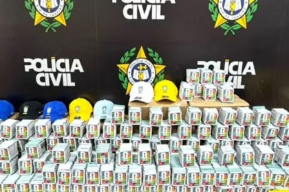 rj:-policia-apreende-mais-de-200-mil-figurinhas-falsificadas-da-copa