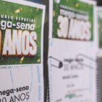 mega-30-anos-sorteia-premio-especial-de-r$-320-milhoes;-assista-aqui