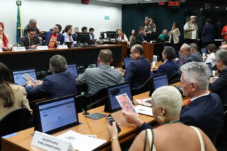 oposicao-critica-pec-do-fim-da-escala-6×1-durante-votacao-na-comissao