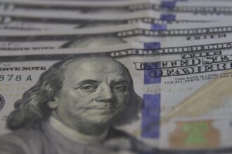 dolar-cai-para-r$-5,03-com-alivio-geopolitico-e-foco-nos-eua
