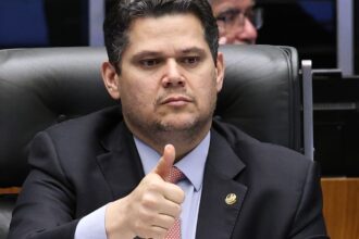 alcolumbre-sugere-melhorar-6×1-e-quer-passar-pec-por-comissoes