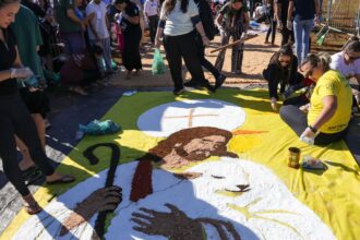 jovens-no-df-se-unem-por-tapetes-de-corpus-christie-jejum-de-telas