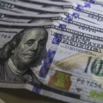 dolar-cai-ao-menor-nivel-em-tres-semanas;-bolsa-sobe-1,22%