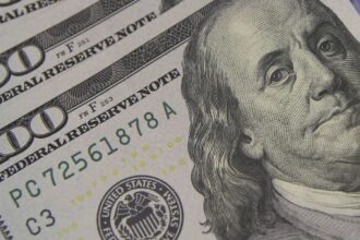 dolar-cai-ao-menor-nivel-em-quase-dois-meses,-com-alivio-externo